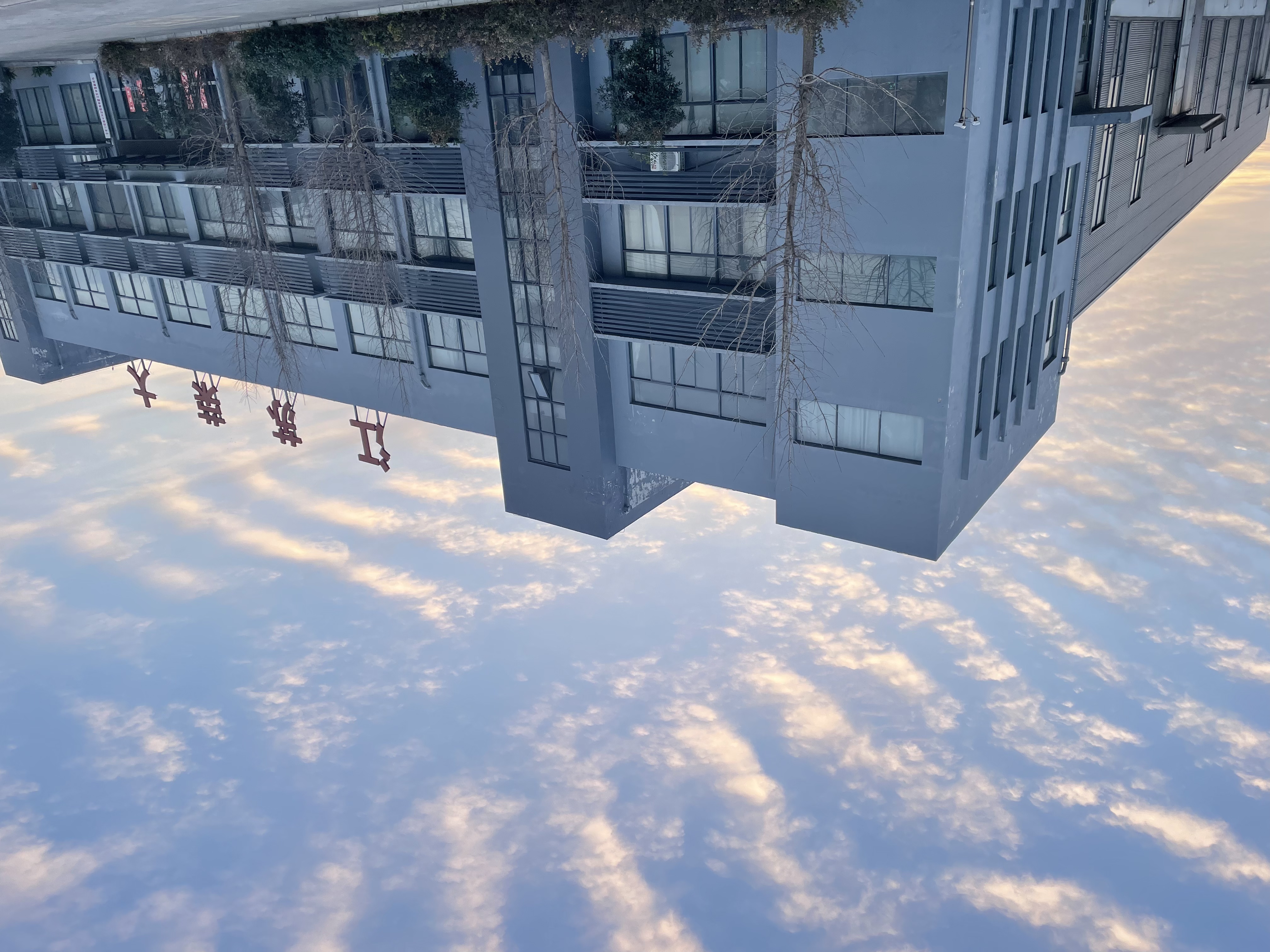 榮大候車(chē)亭辦公室樓